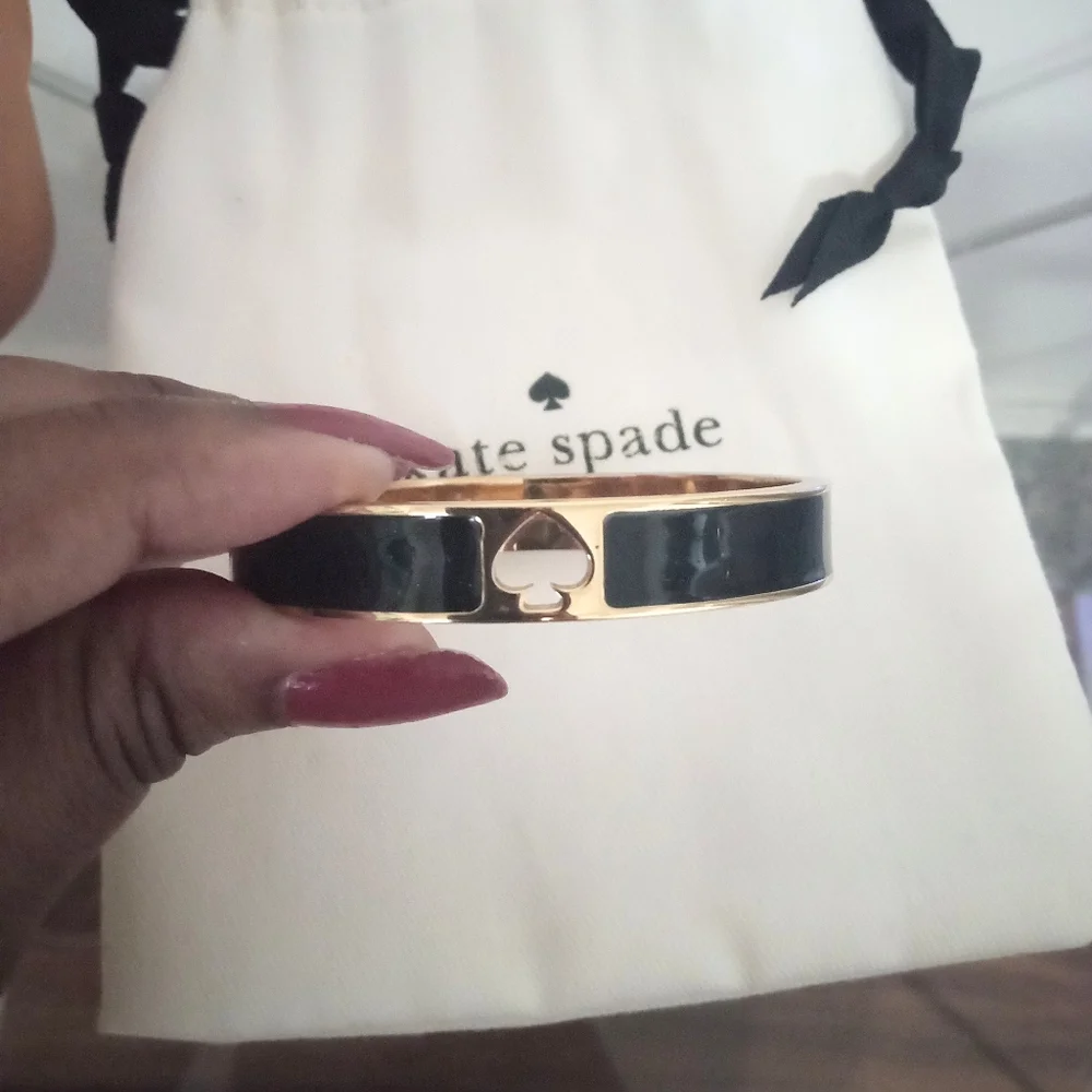 Kate Spade Gold Black Enamel Hole Punch Spade Bangle Bracelet NWOT - Picture 2 of 6
